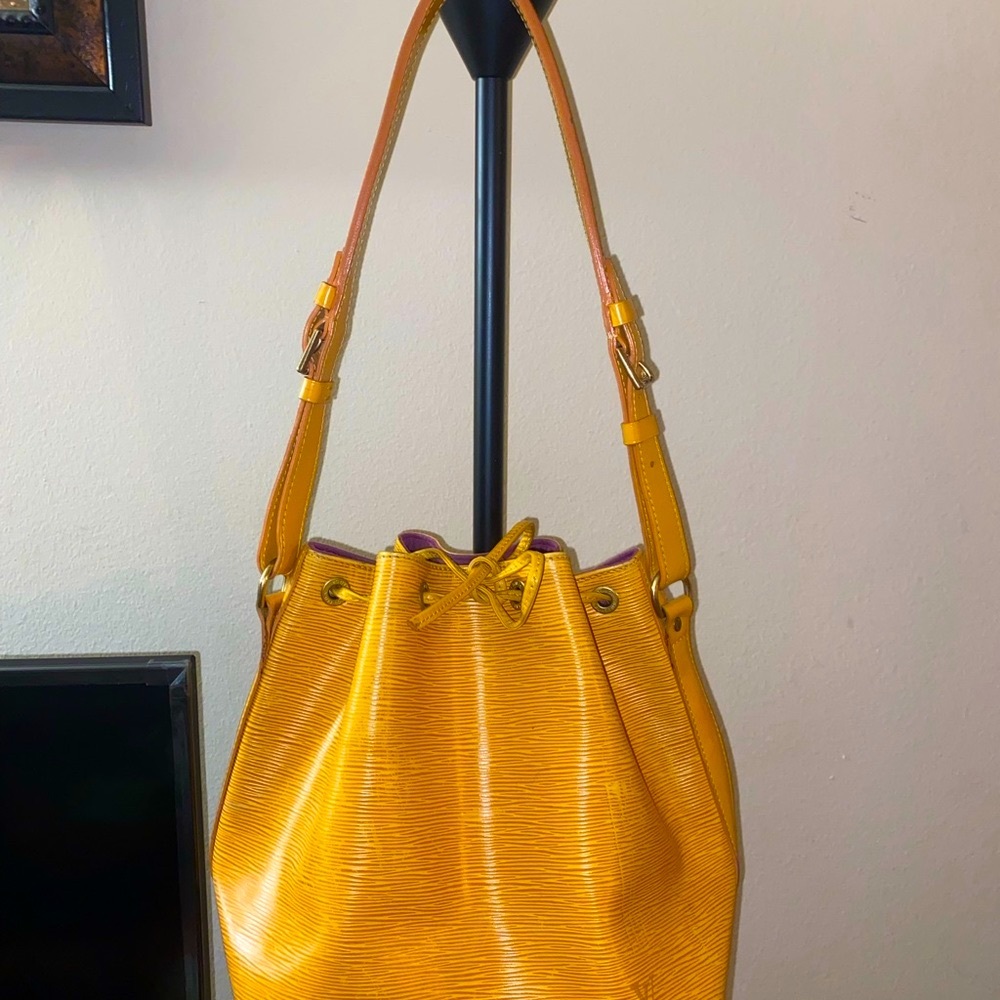 Authentic Louis Vuitton Noe Epi MM bag in canary colour - Picture 13 of 16